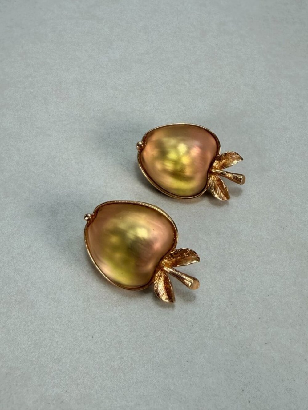 Sarah Coventry Signed Lucite Cabochon Gold Toned Apple Clip On Earrings - Picture 8 of 10